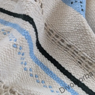 Šála - bílá s modrým vzorem, ručně tkaná z měkkého směsového materiálu