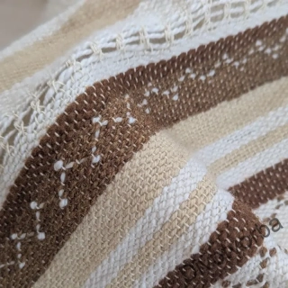 Šála - bílá s hnědo-béžovým vzorem, ručně tkaná z měkkého směsového materiálu